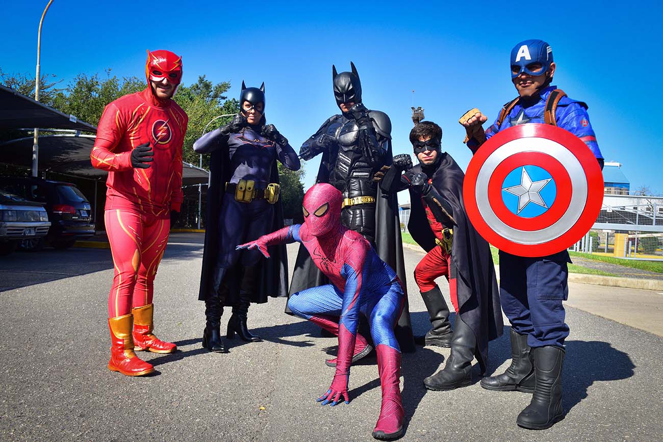 Batman y los superhéroes cordobeses de visita a la Redacción de La Voz para Historias Urbanas. (José Gabriel Hernández / La Voz)