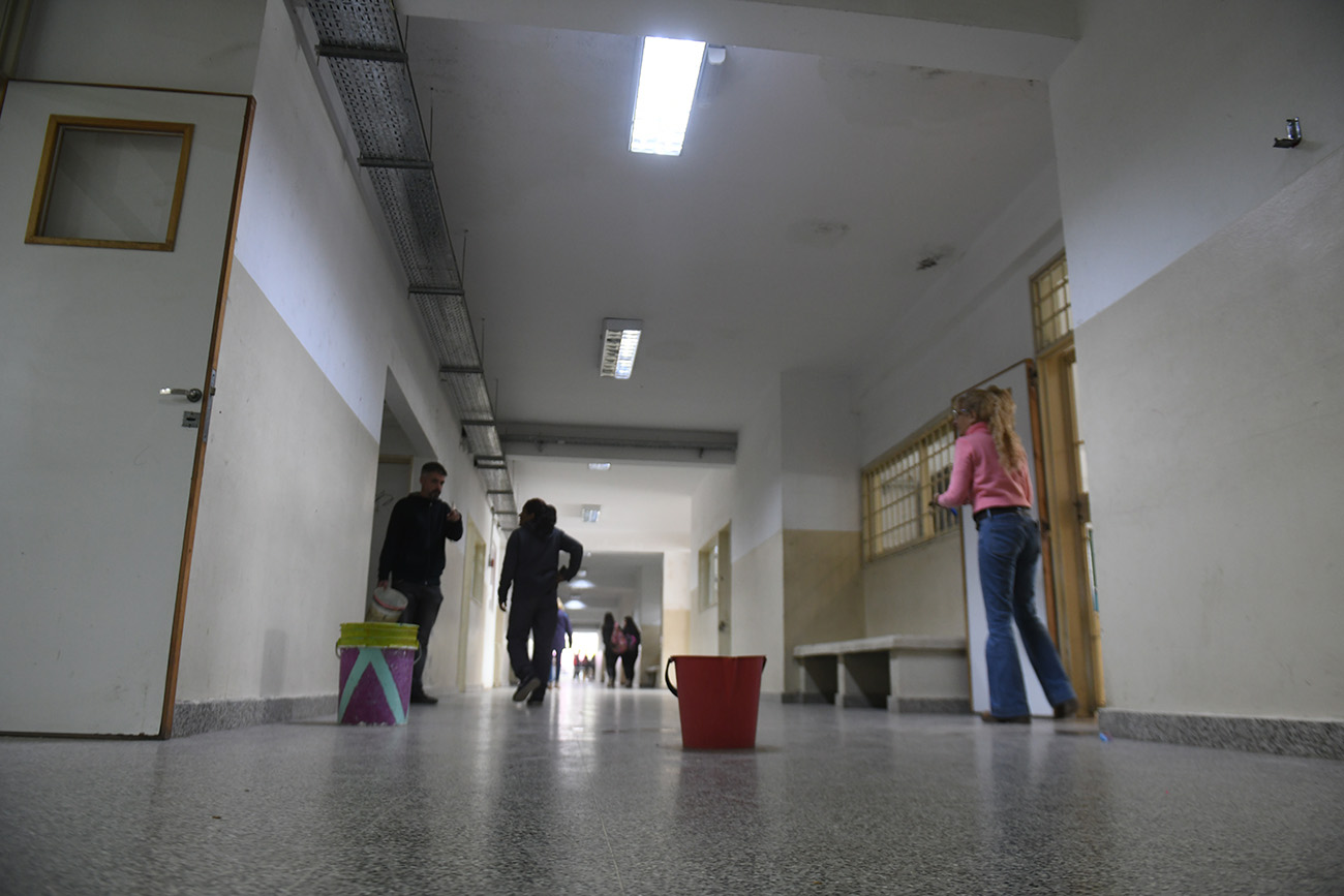 Aún quedan techos con goteras y filtración por reparar en la escuela luego de las lluvias ( Ramiro Pereyra /La Voz)
