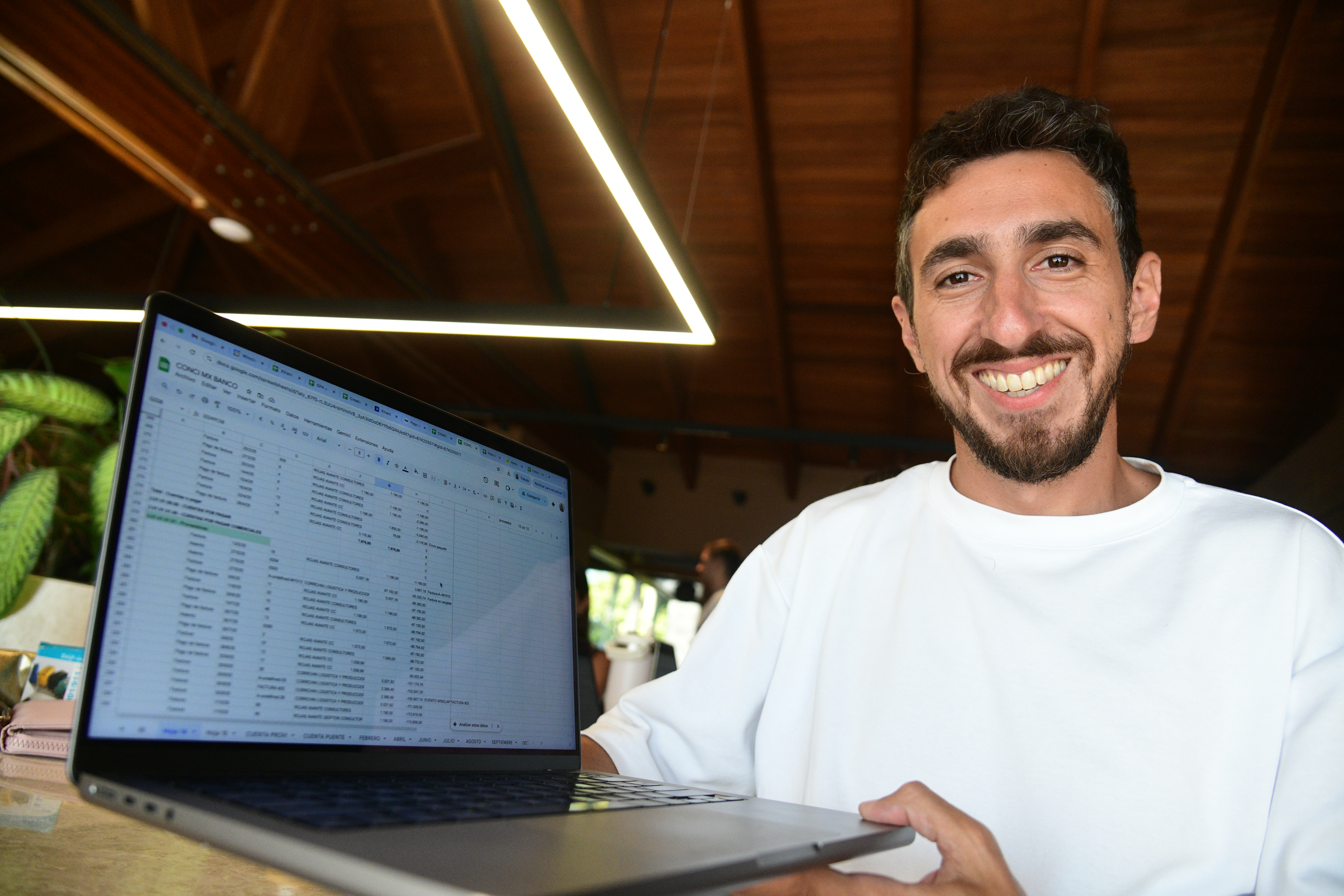 MÉTRICAS. Sáenz, con la notebook en la que chequea los datos de las interacciones. (Javier Ferreyra / La Voz)