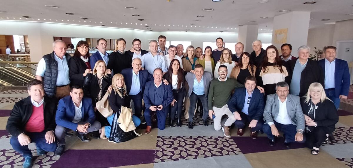 Luego de la disertación de Patricia Bullrich y Carlos Melconian en el hotel Quinto Centenario, de la ciudad de Córdoba, los 33 legisladores provonciales electos de Juntos por el Cambio mantuvieron su primera reunión de “interbloque”. (La Voz)
