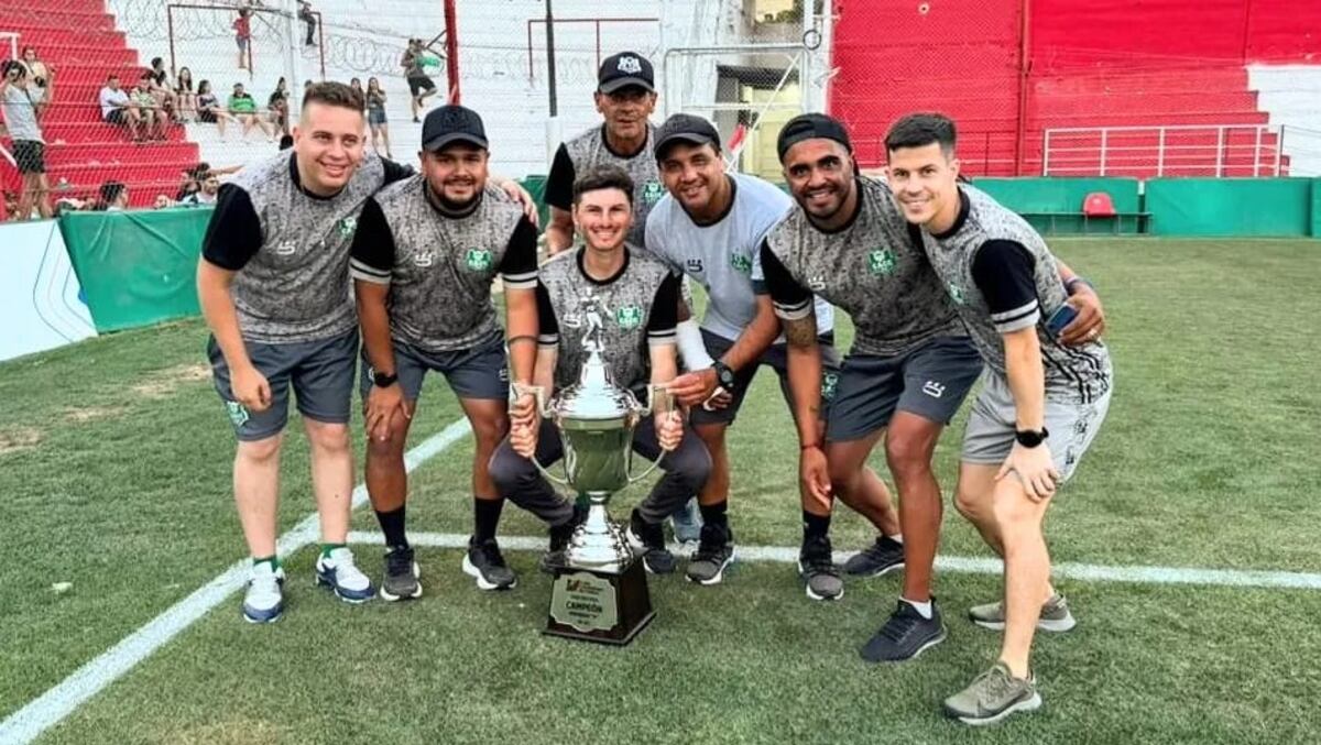 Eder Luna, de apenas 34 años, fue el DT campeón de Camioneros en Liga Cordobesa de fútbol. (Gentileza Eder Luna).