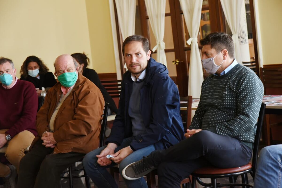 Apoyo. En su visita a Río Cuarto, Martín Gill también se reunió con intendentes de la región que respaldan a las listas del Frente de Todos.