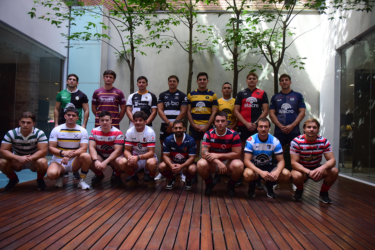 Los capitanes de los 16 equipos participantes del TDI A, en la presentación de la Copa Zurich en Córdoba. (José Gabriel Hernández / La Voz)