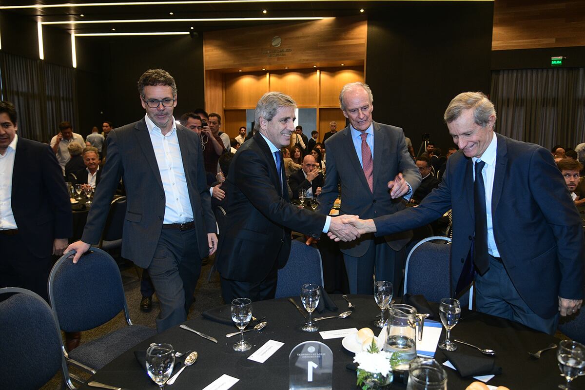 El ministro de Economía de la Nación, Luis Caputo, en el Ciclo de Coyuntura de la Bolsa de Comercio de Córdoba. (Ramiro Pereyra / La Voz)