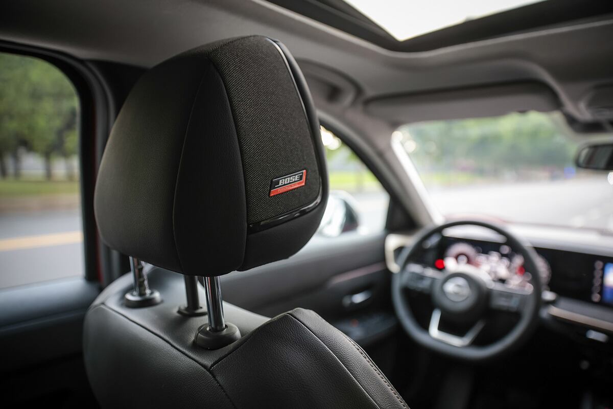 El Nissan Kicks sigue siendo uno de los pocos autos del mercado que cuentan con parlantes en los apoya cabezas.