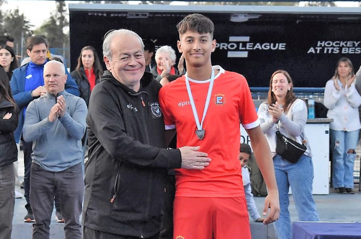El presidente de la Federación Cordobesa, Ricardo Miranda, le entrega su premio al mejor jugador del torneo, Joaquín Costa. (Asociación de Mendoza/Andrés Arequipa )