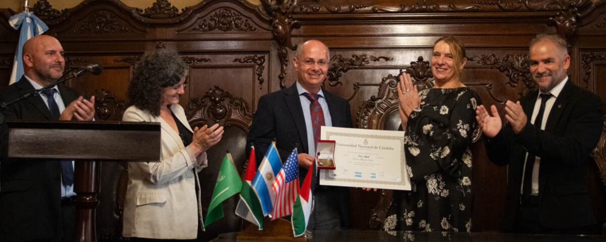 El primer hombre de la izquierda es Alejandro Fracaroli. Posa junto a Omar Yagui cuando este recibió un honoris causa en 2024 (Cortesía).