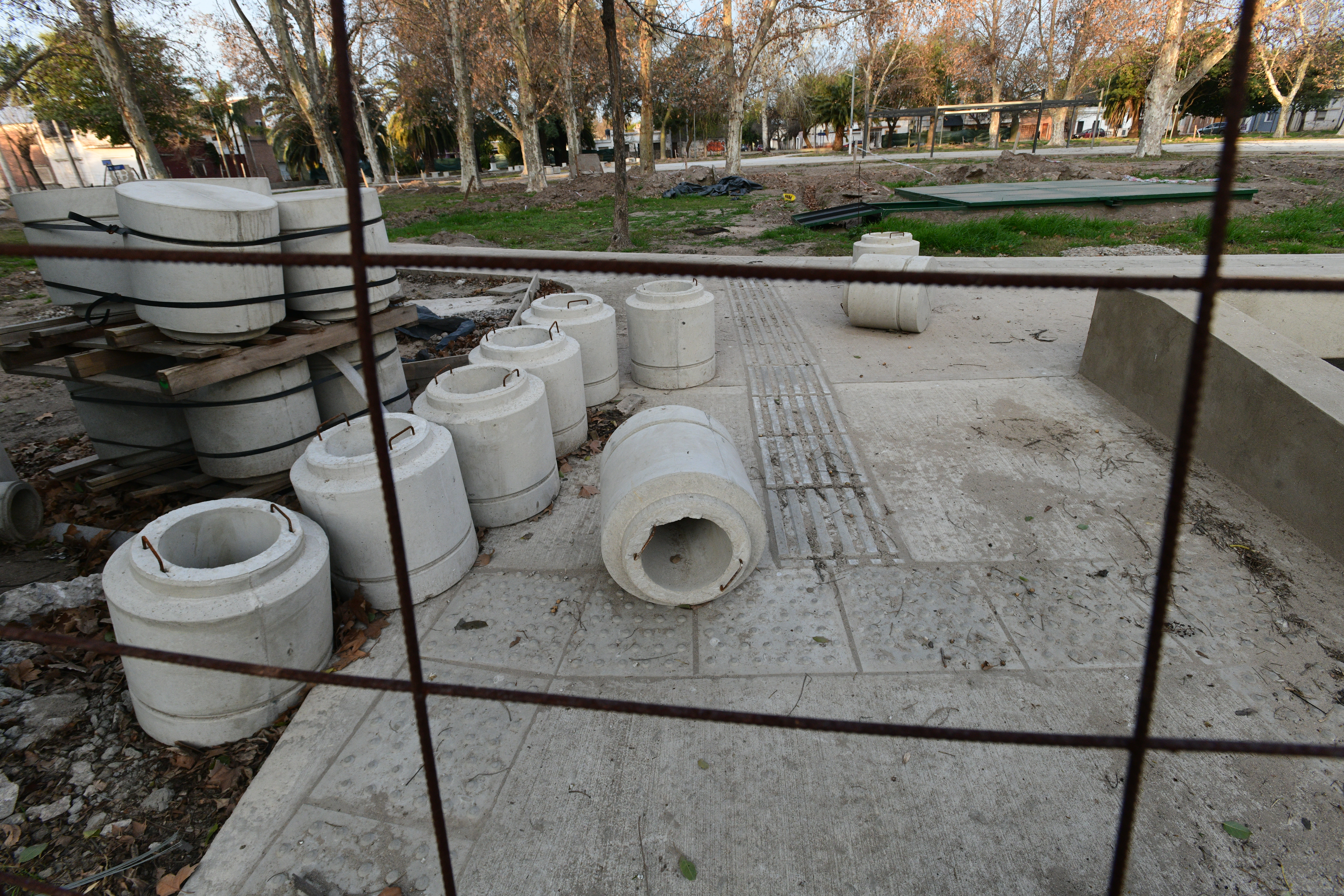Obras abandonadas en plazas barriales. 
Plaza De Los Burros en Barrio Muller. Foto Javier Ferreyra 