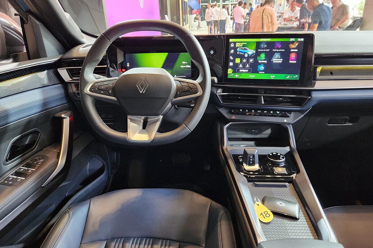 El interior combina un tablero digital de 7" con una pantalla central de 10" compatible de manera inalámbrica con los principales sistemas de conectividad.