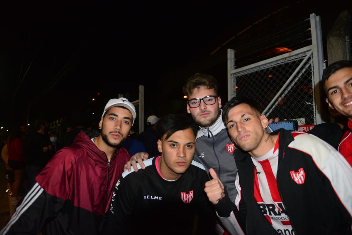 Los hinchas de Instituto y Atenas le pusieron color y calor al clásico (Foto: Javier Ferreyra).