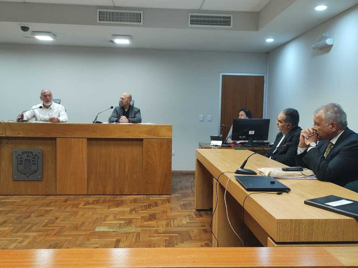Juicio. La audiencia en la que Sara "China" Miranda recibió la condena anterior de parte del juez Gustavo Reinaldi (izquierda). A la derecha, el fiscal Mariano Antuña y el abogado querellante Luis León. (Gentileza)