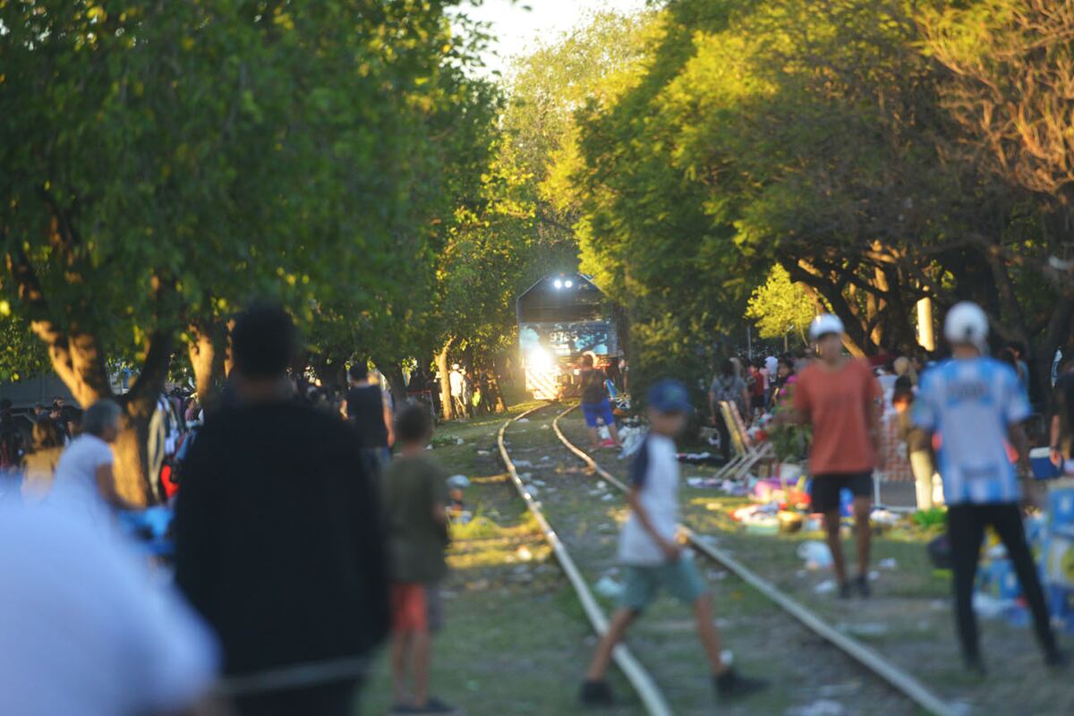 En la feria de la Bulnes se reúnen vecinos de los barrios colindantes para ofrecer todo tipo de productos, objetos y comidas. Foto Javier Ferreyra