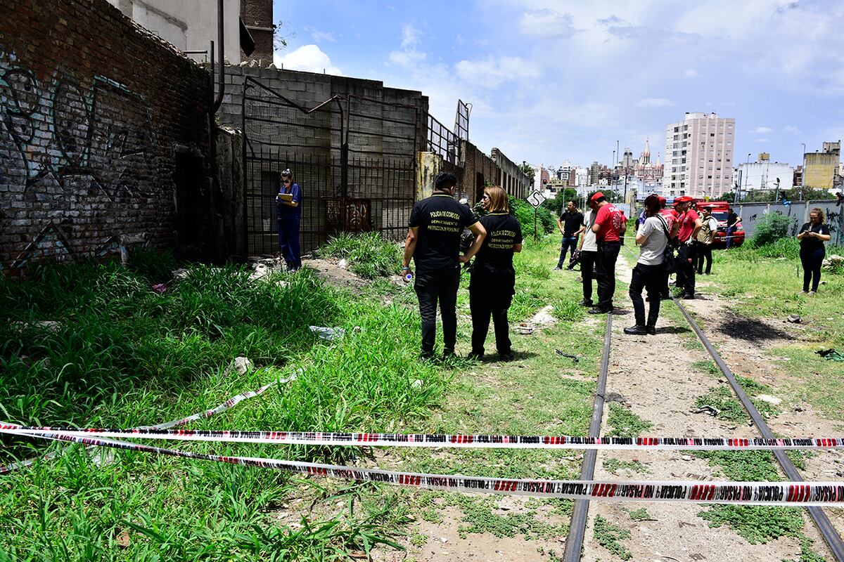 Evidencia que podría pertenecer a Anahí Bulnes. Ropa y calzado en una bolsa de residuos similar a la que tenía el día de la desaparición, en Costanera Sur a la altura del puente Ferroviario, Córdoba. (José Gabriel Hernández / La Voz)