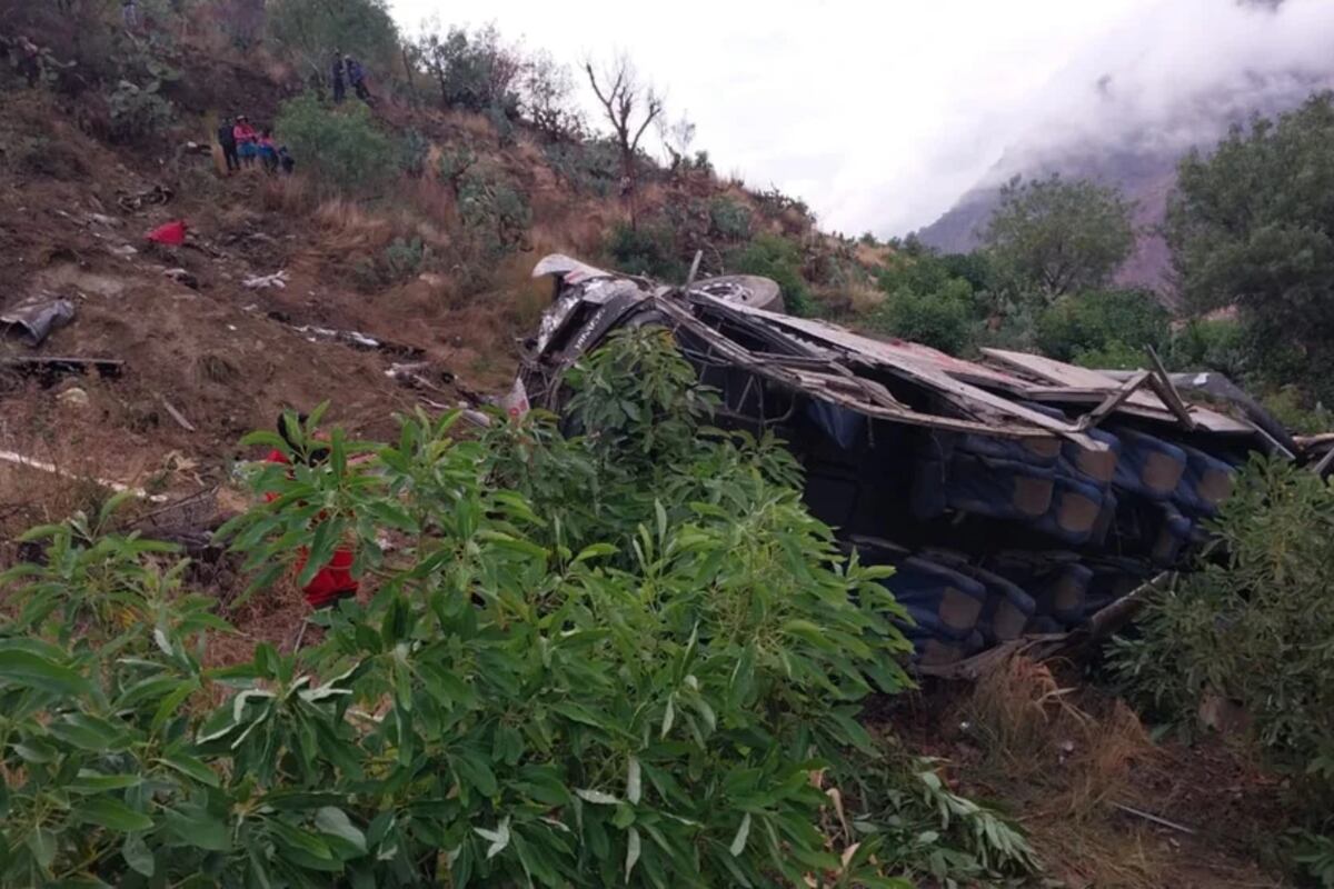 Tragedia en Perú. Al menos 20 muertos y 35 heridos tras la caída de un colectivo a un barranco en Huancavelica. (Facebook / Red Informativa)