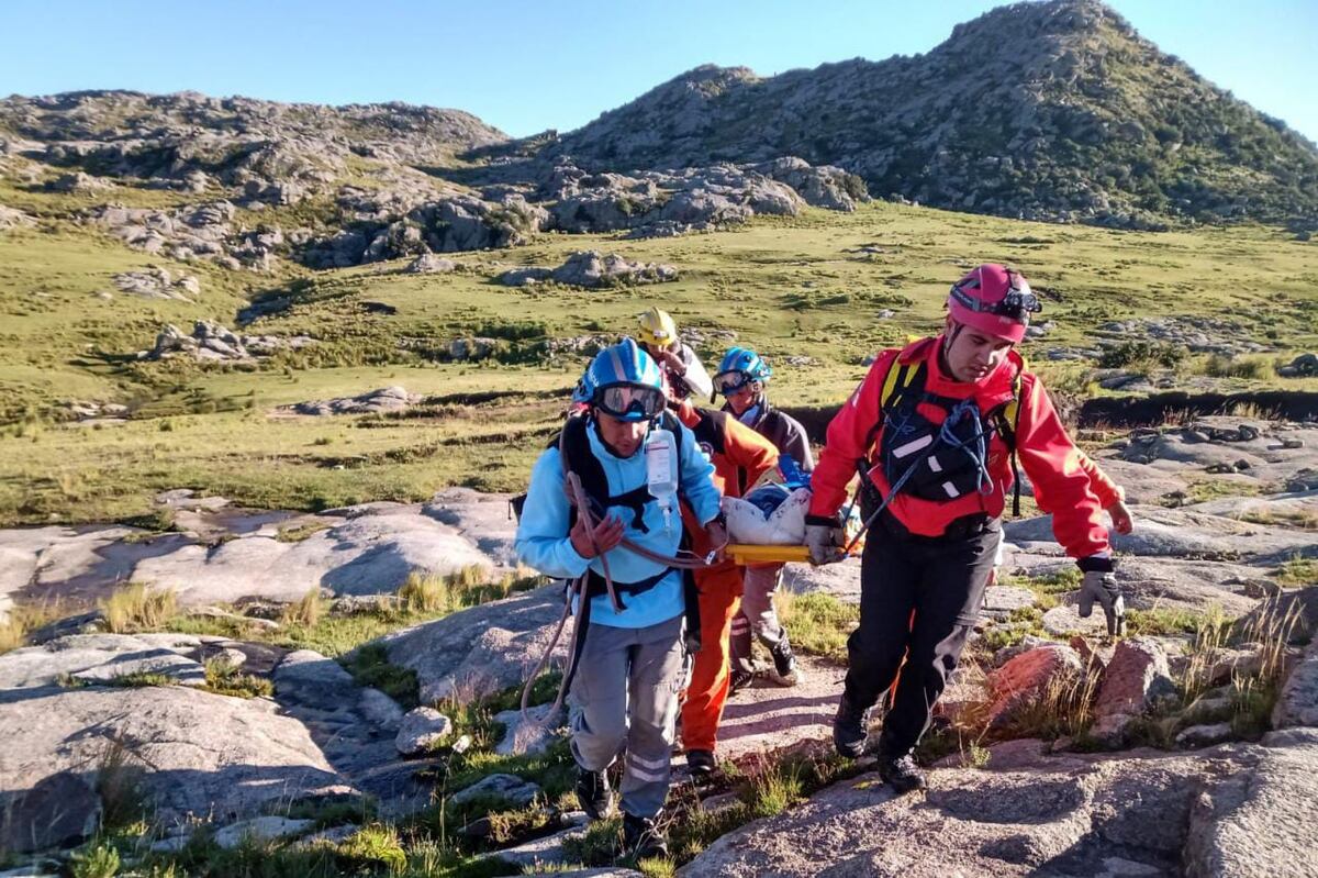 Una excursionista es bajada en camilla, a pie, desde la zona alta del Champaquí. (La Voz / Archivo)
