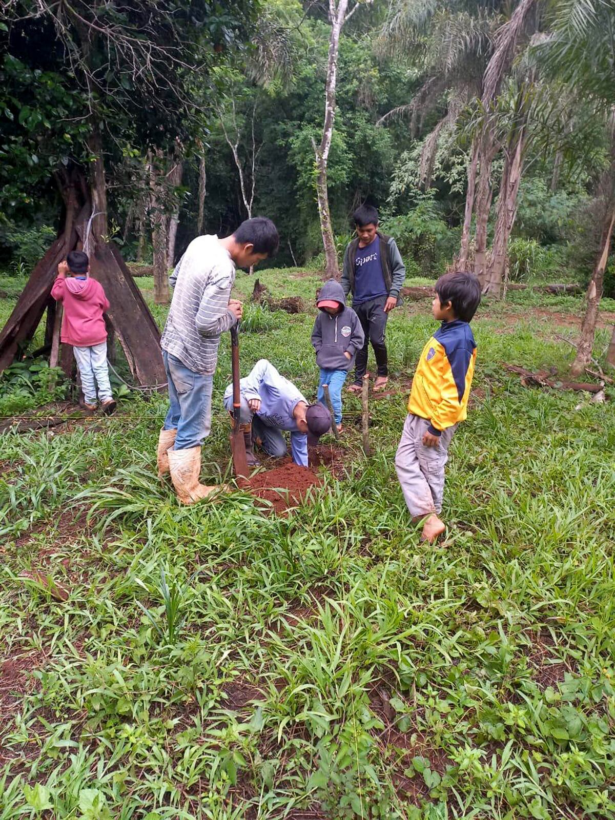 Edgard Mazzalay es cordobés, maestro mayor de obras. Construyó escuelas y casas para comunidades Mbyá guaraní. (Gentileza)