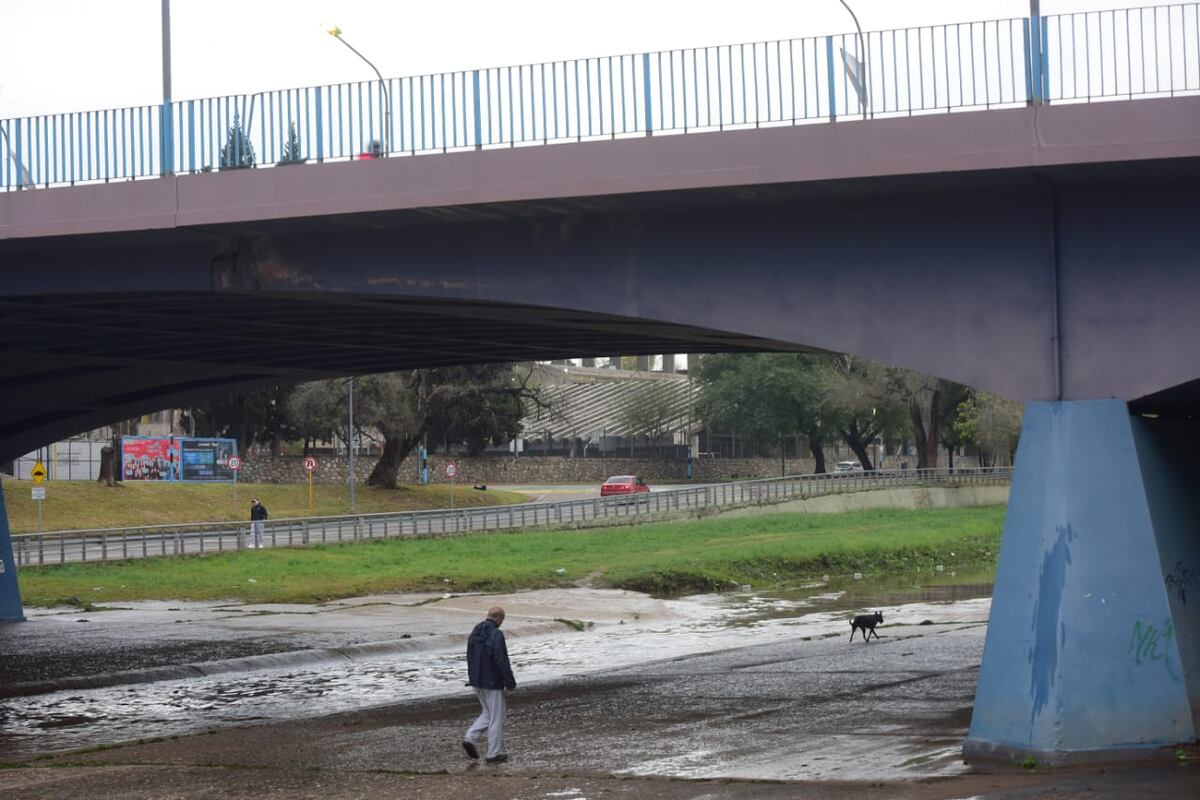 Costanera del río  Suquía cortada por las lluvias caídas en Córdoba. (José Gabriel Hernández / La Voz)