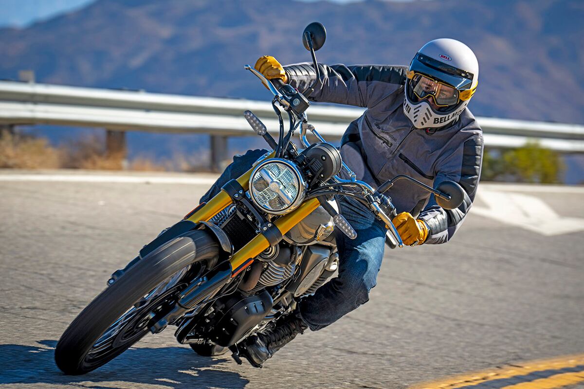 Es una moto muy sencilla de conducir sin disponer de modos de conducción ni ayudas, así como intuitiva y ágil.