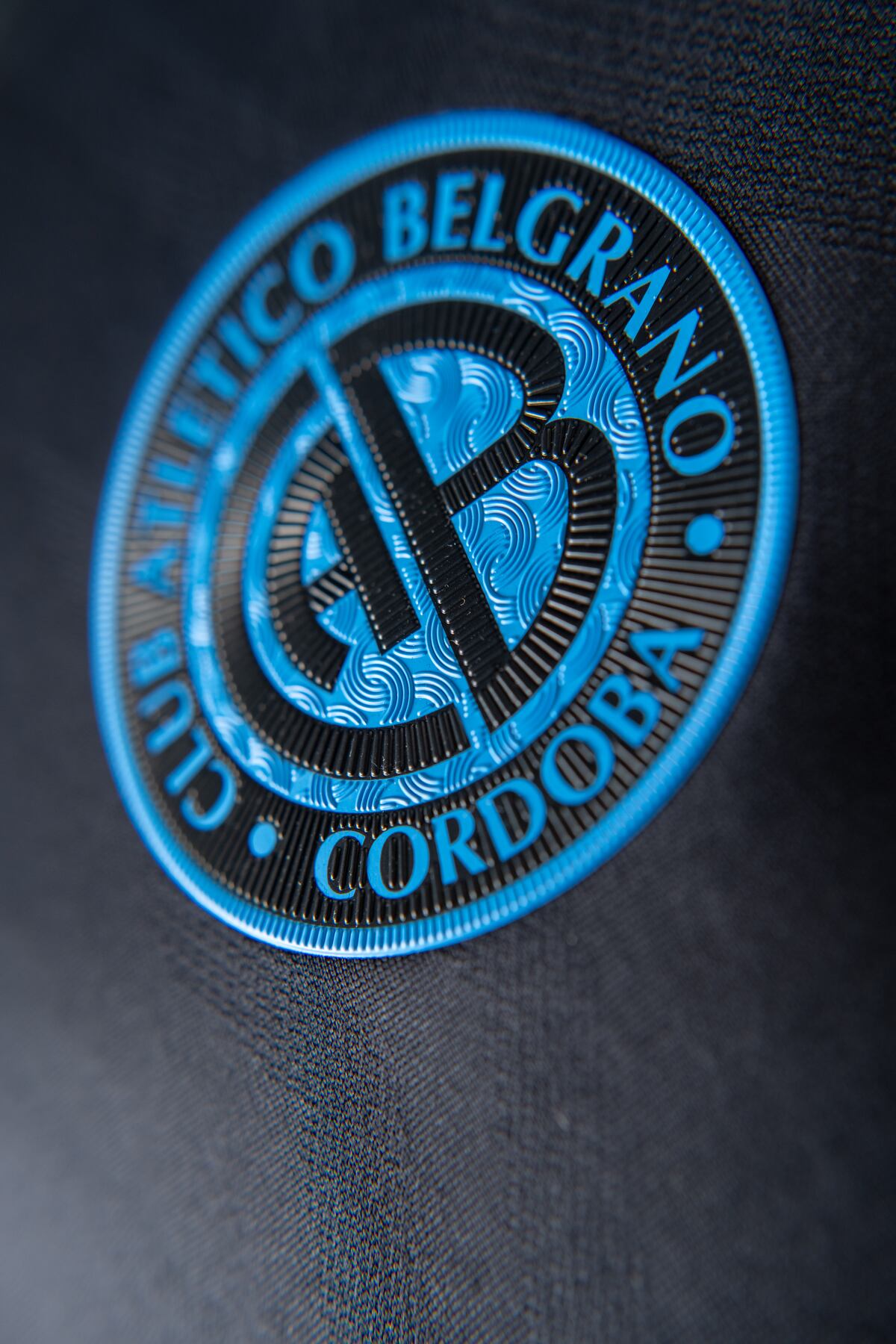 Las fotos de Belgrano con los detalles de sus nuevas remeras. (Prensa Belgrano)