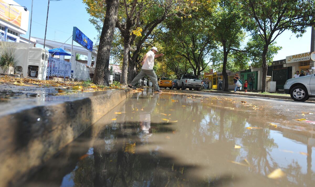 Uno de los tantos desbordes cloacales en las calles de barrio Inaudi. (La Voz / Archivo)