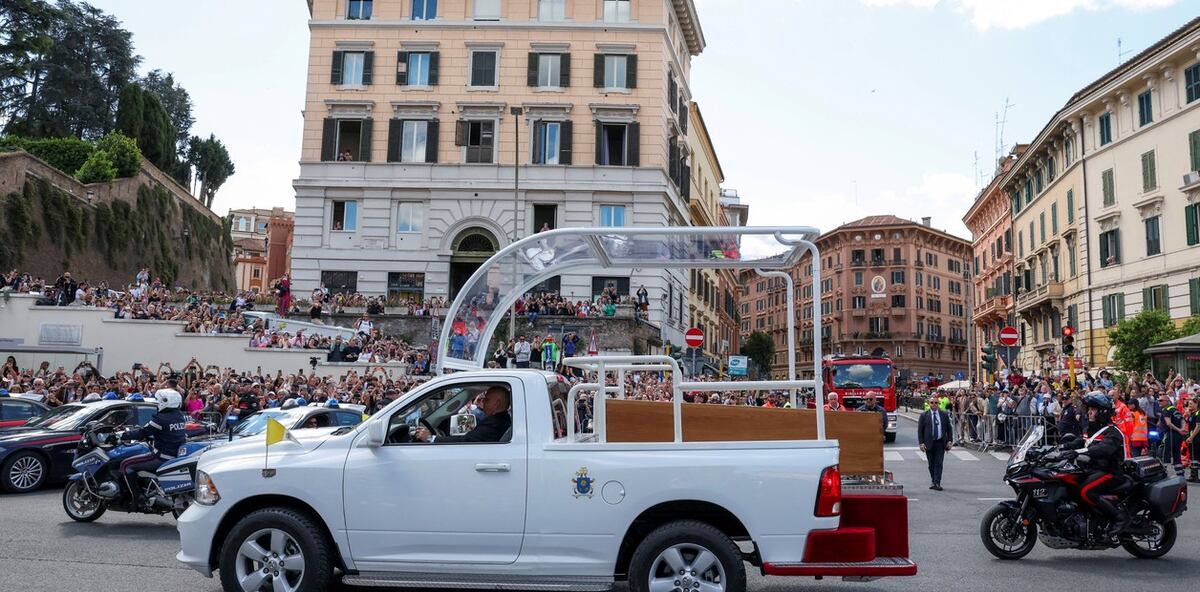 Los restos del papa Francisco viajaron en un papamóvil hacia la basílica de Santa María la Mayor a bastante velocidad.