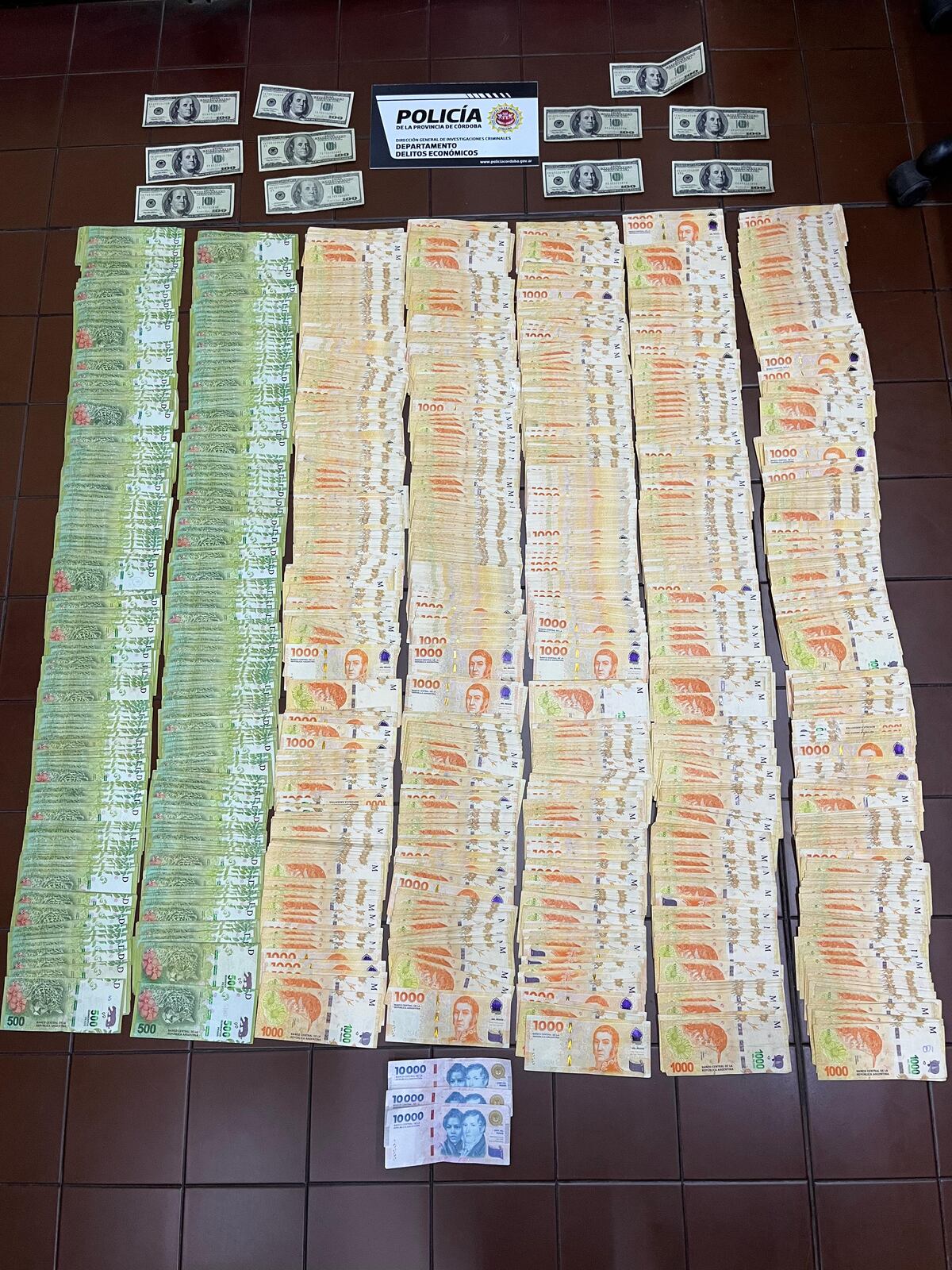 Operativo con detenidos y secuestro de droga y dinero. (Policía)