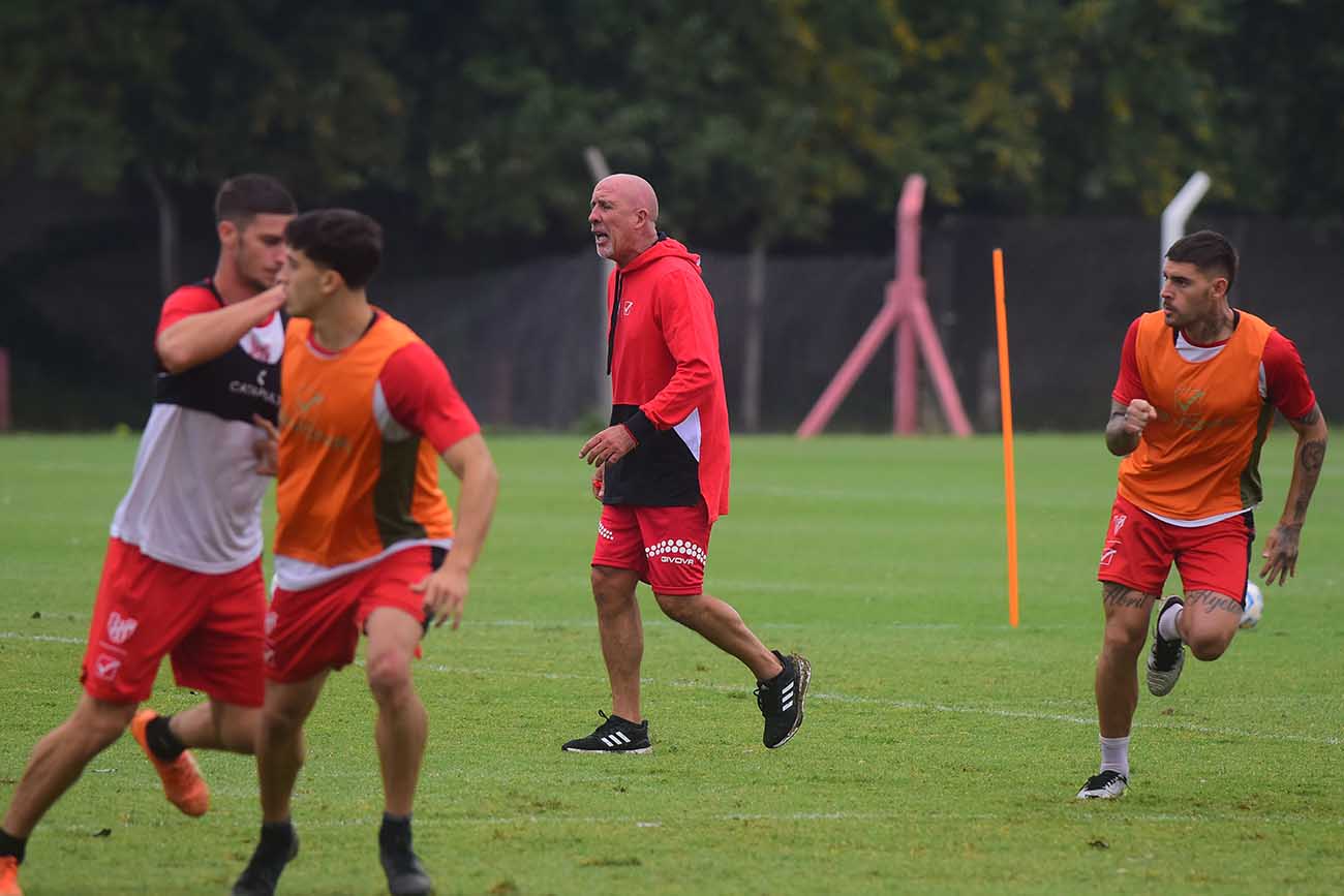 Instituto. El entrenador Daniel Oldrá tomó las riendas y ya piensa en Sarmiento. (José Gabriel Hernández / La Voz)