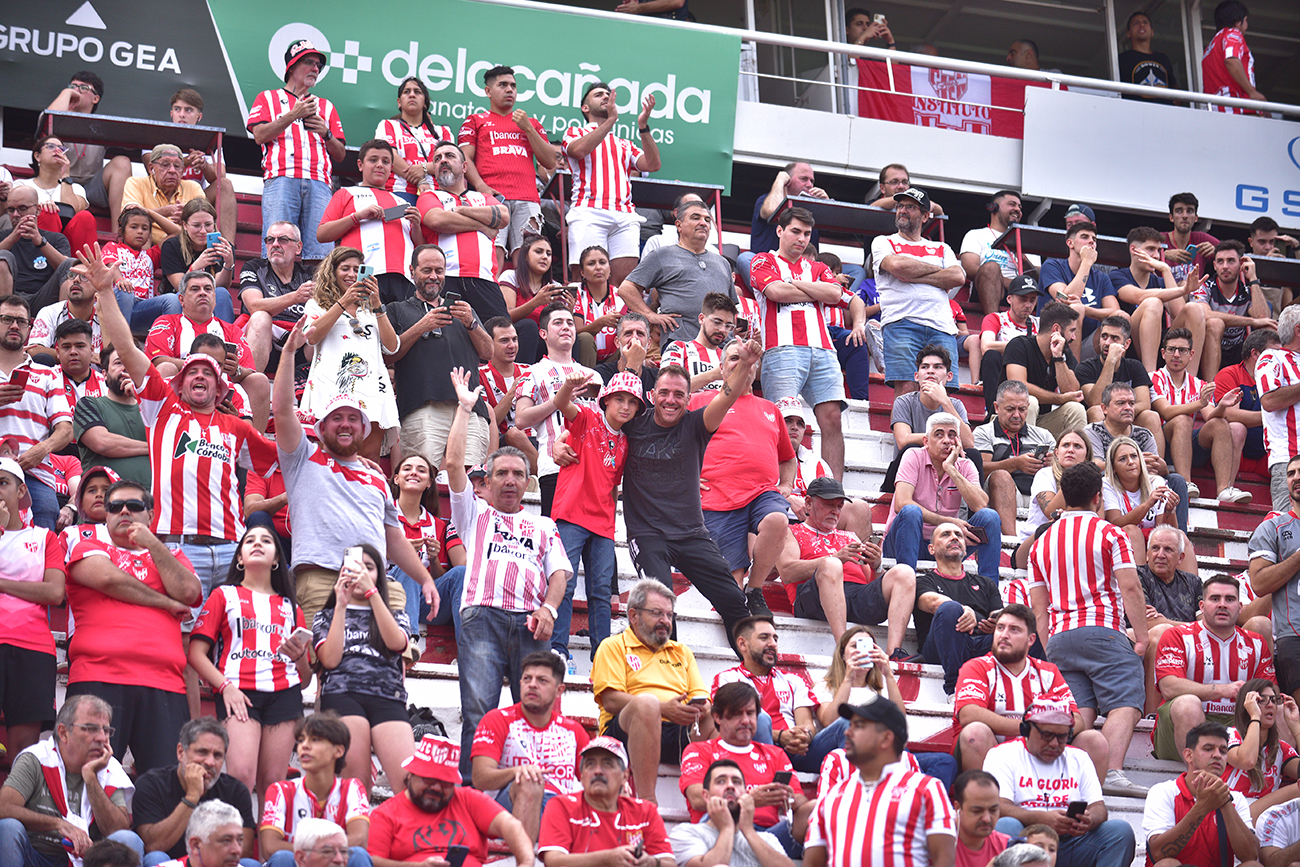 Fotos de hinchas de Instituto en el estadio Monumental en el partido ante Sarmiento de Junín para la Liga Profesional. (Ramiro Pereyra)