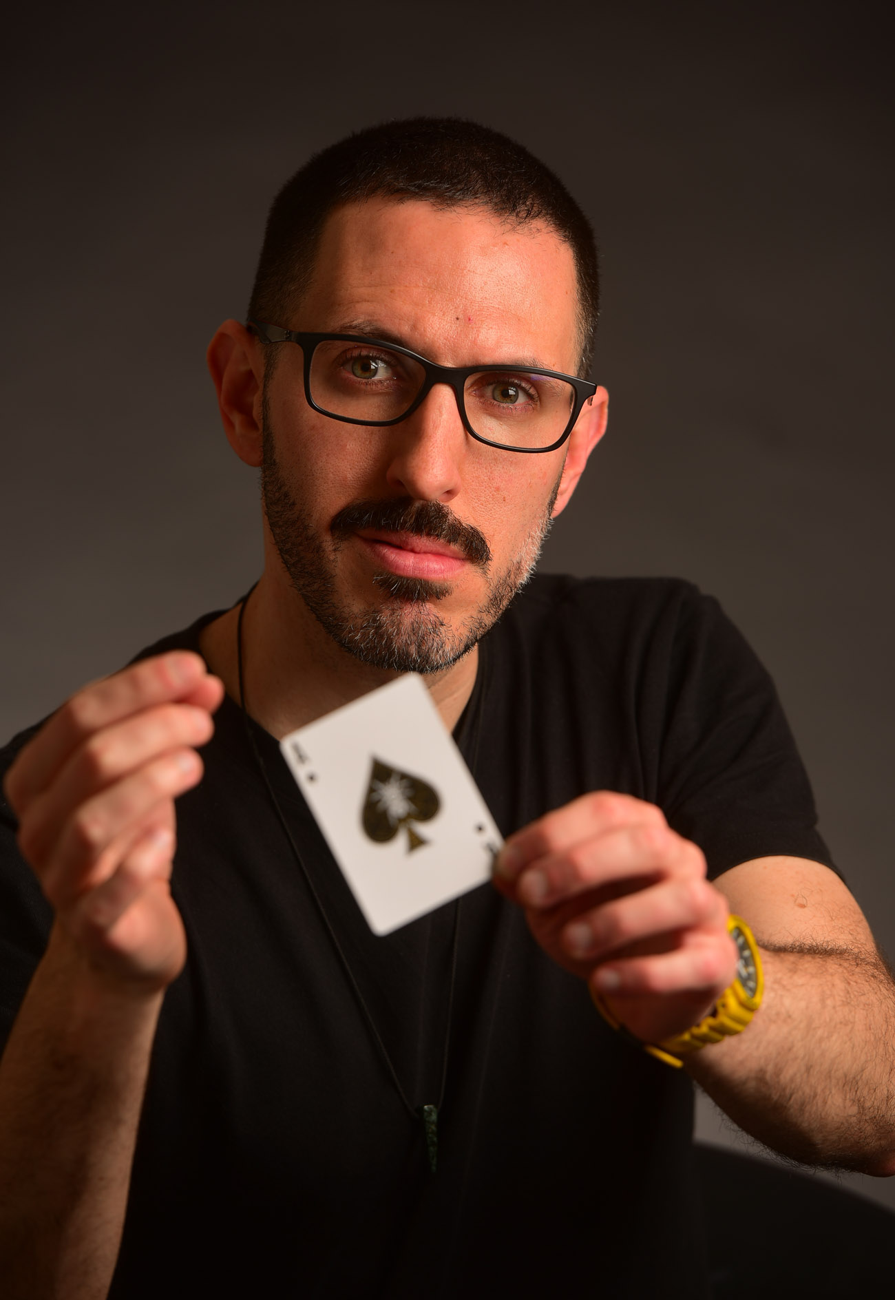 Adrián Lacroix, ilusionista, mago. (Nicolás Bravo / La Voz)