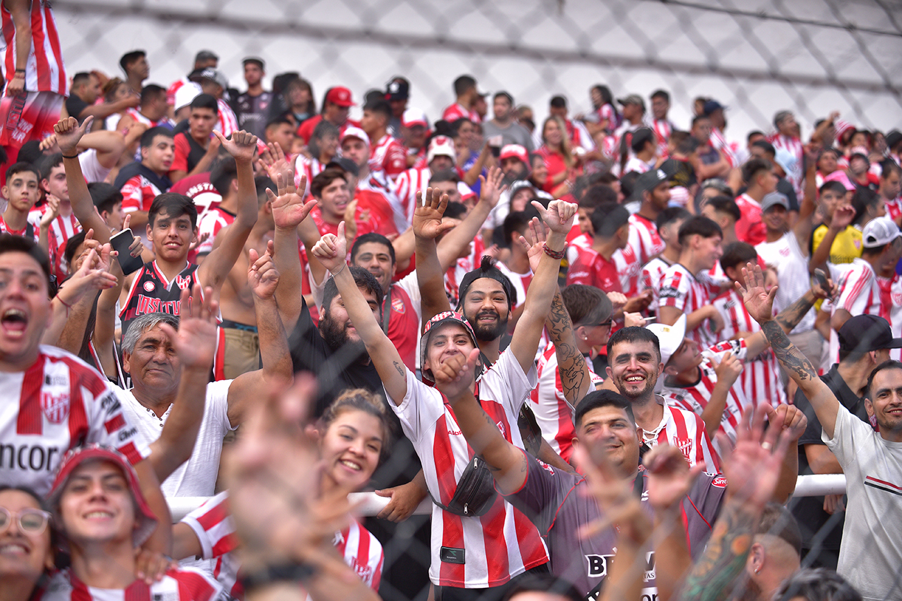 Fotos de hinchas de Instituto en el estadio Monumental en el partido ante Sarmiento de Junín para la Liga Profesional. (Ramiro Pereyra)