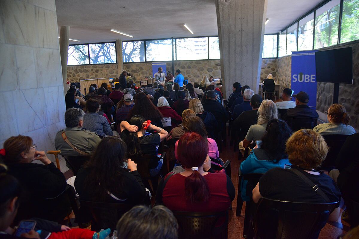 Córdoba. Largas colas en el Palacio 6 de Julio para retirar la nueva Tarjeta Sube para el transporte urbano. (Pedro Castillo / La Voz)