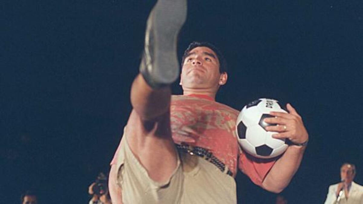 Maradona haciendo jueguitos en Cosquín (La Voz/Archivo).