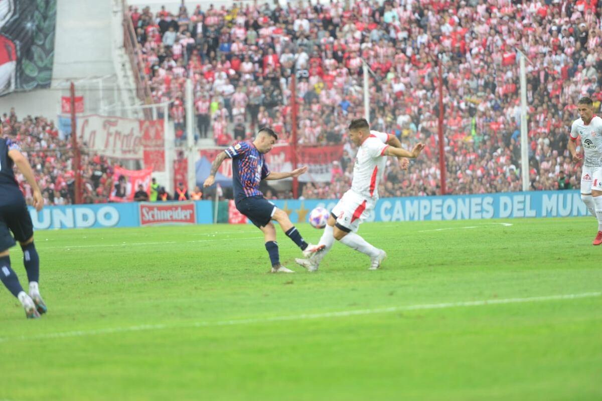 Instituto y Talleres se enfrentaron en el Monumental de Alta Córdoba por la fecha 9 de la Liga Profesional. (Javier Ferreyra / La Voz)