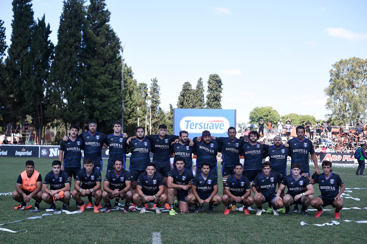 La formación de Los Cuervos para la final del Super 9B. (Crédito: César Heredia / Unión Cordobesa de Rugby)
