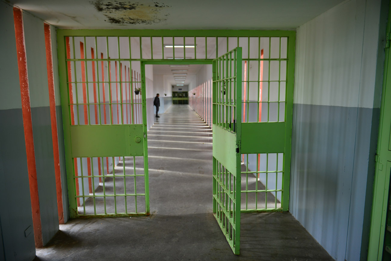 Pasillos internos, salones, patios y dependencias del complejo carcelario de Bouwer en Córdoba. (Nicolás Bravo / La Voz)