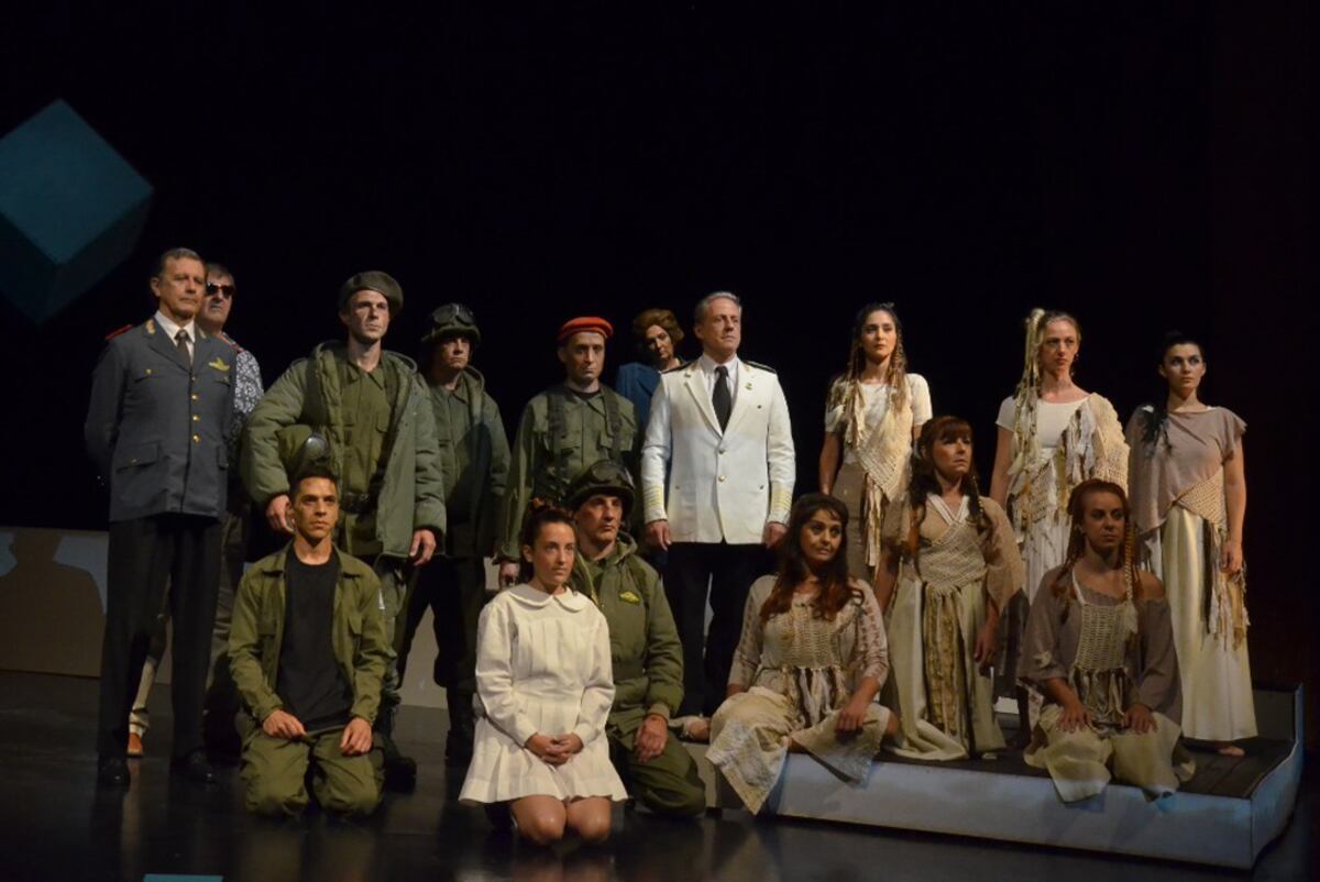 Las voces del texto de Soledad González se reparte entre un elenco numeroso que asume el ejercicio de la memoria. Fotos Prensa Teatro Real