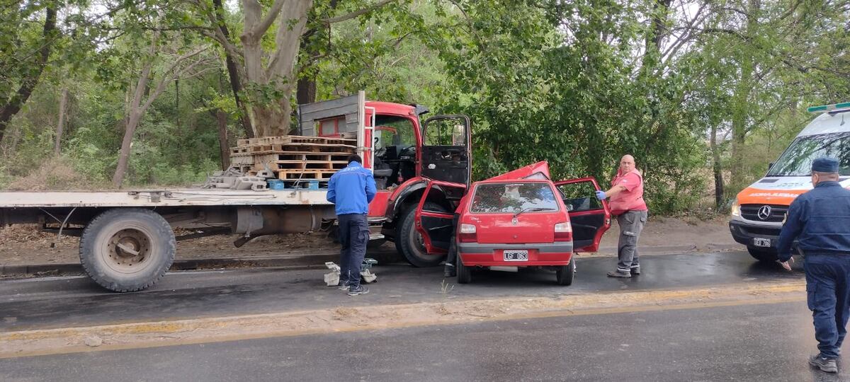 Impactante siniestro vial en el ingreso a la localidad de Unquillo, en Córdoba. (Gentileza Antonio Carrizo)