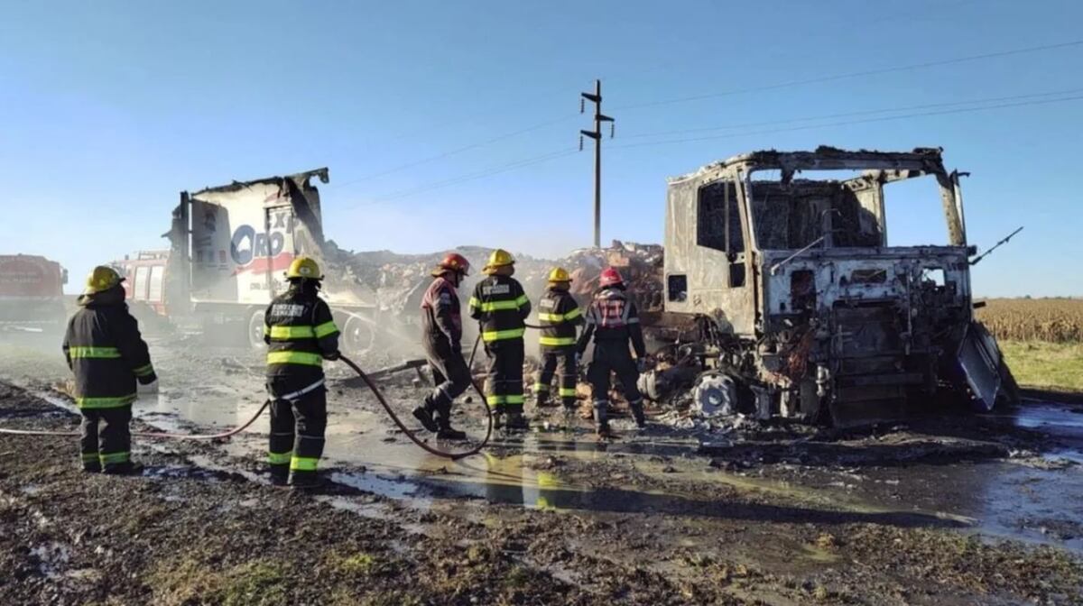 Un camionero chocó con un auto en Pehuajó y tres personas fallecieron: las impactantes imágenes. (Gentileza)