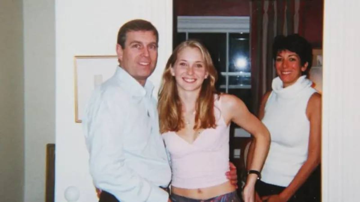 Virginia Giuffre alegó haber pedido a Jeffrey Epstein que le tomara esta foto con el príncipe Andrés.