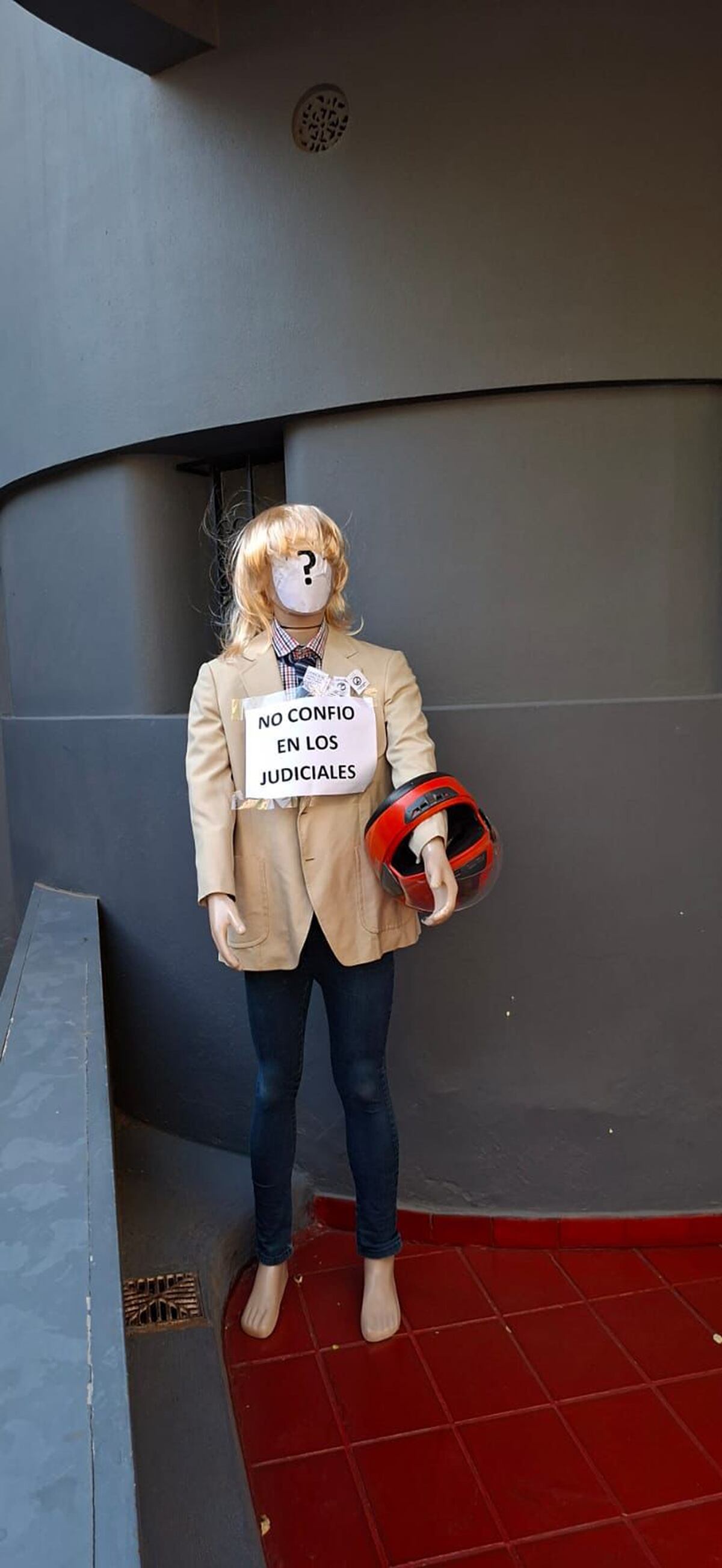 Figura. Un maniquí con peluca rubia fue exhibido este jueves en la puerta del gremio. (Archivo)