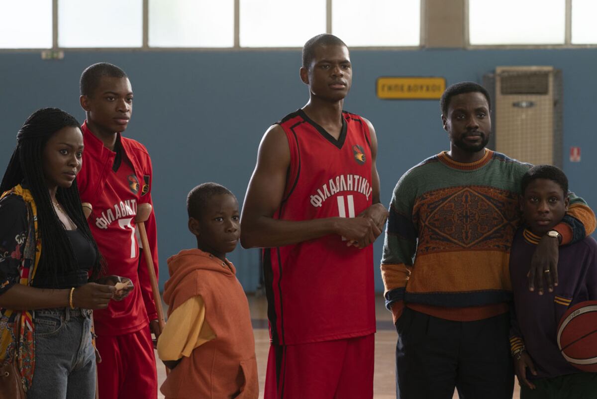 Otra escena de "Rise", en los comienzos de los hermanos Antetokounmpo con el basquet con el gran apoyo de sus padres (prensa Disney+).