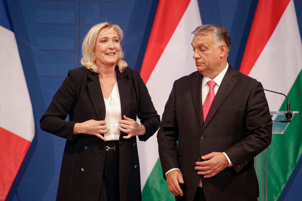La ultraderechista francesa Marine le Pen con el primer ministro húngaro Viktor Orbán. (AP foto/Laszlo Balogh)