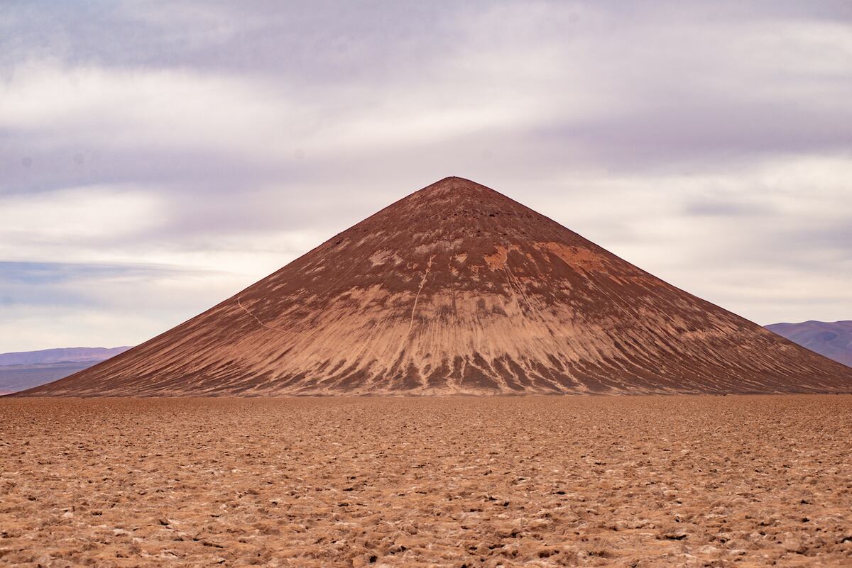 Esta singular formación emerge en el medio de un desierto de sal formado por acumulación de barro.