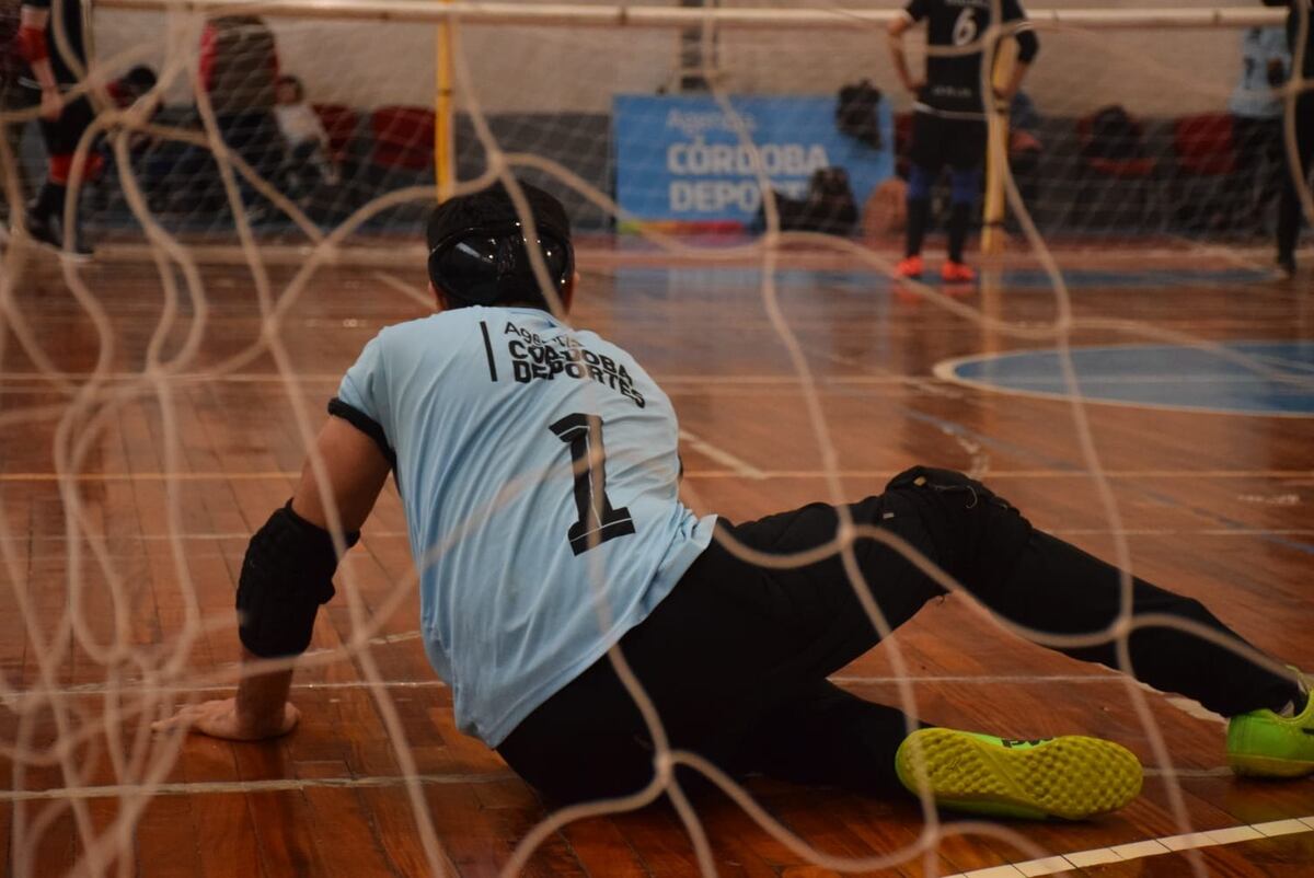 El Kempes fue el escenario para un encuentro de goalball, deporte paralímpico para personas con discapacidad visual, después de más de dos años sin competencia. (Prensa Agencia Córdoba Deportes)