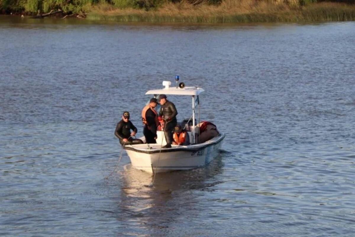 En la búsqueda, Prefectura Naval utilizó buzos y ocho embarcaciones, incluidos dos guardacostas, cuatro botes semirrígidos, motos de agua y una lancha.