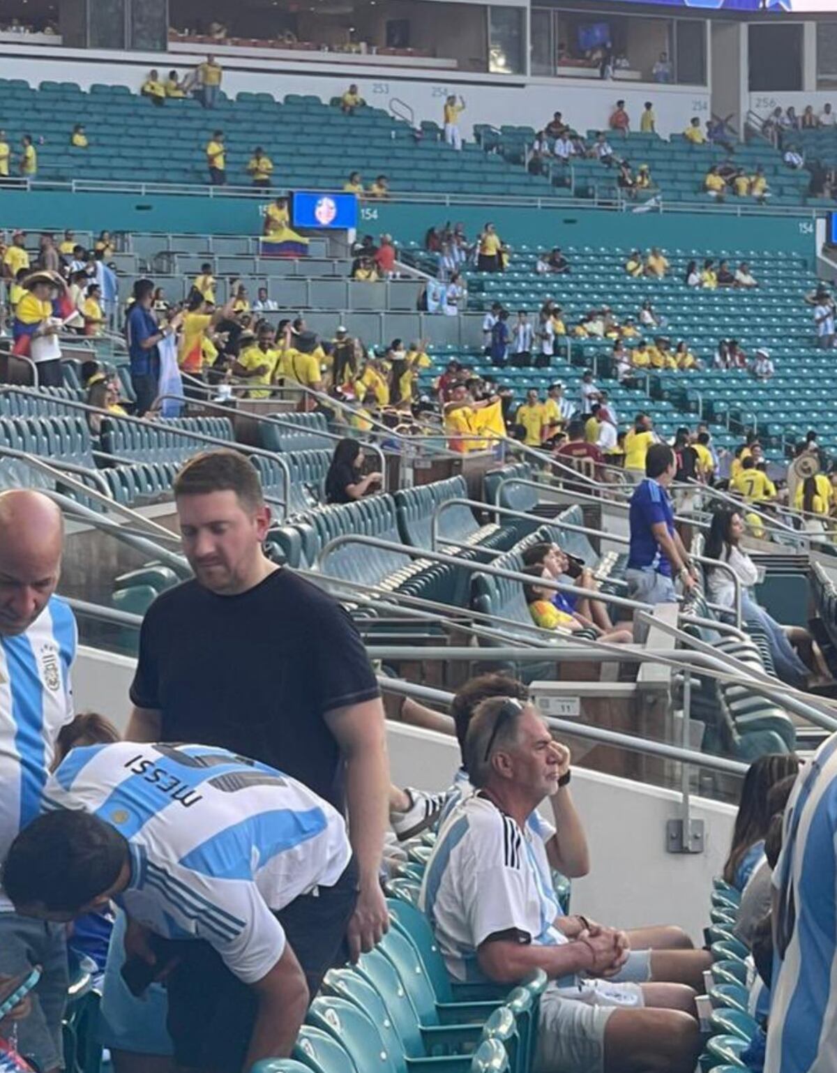 Joni Viale en el partido de la Copa América: la pica con Etchecopar y Samid. (X)