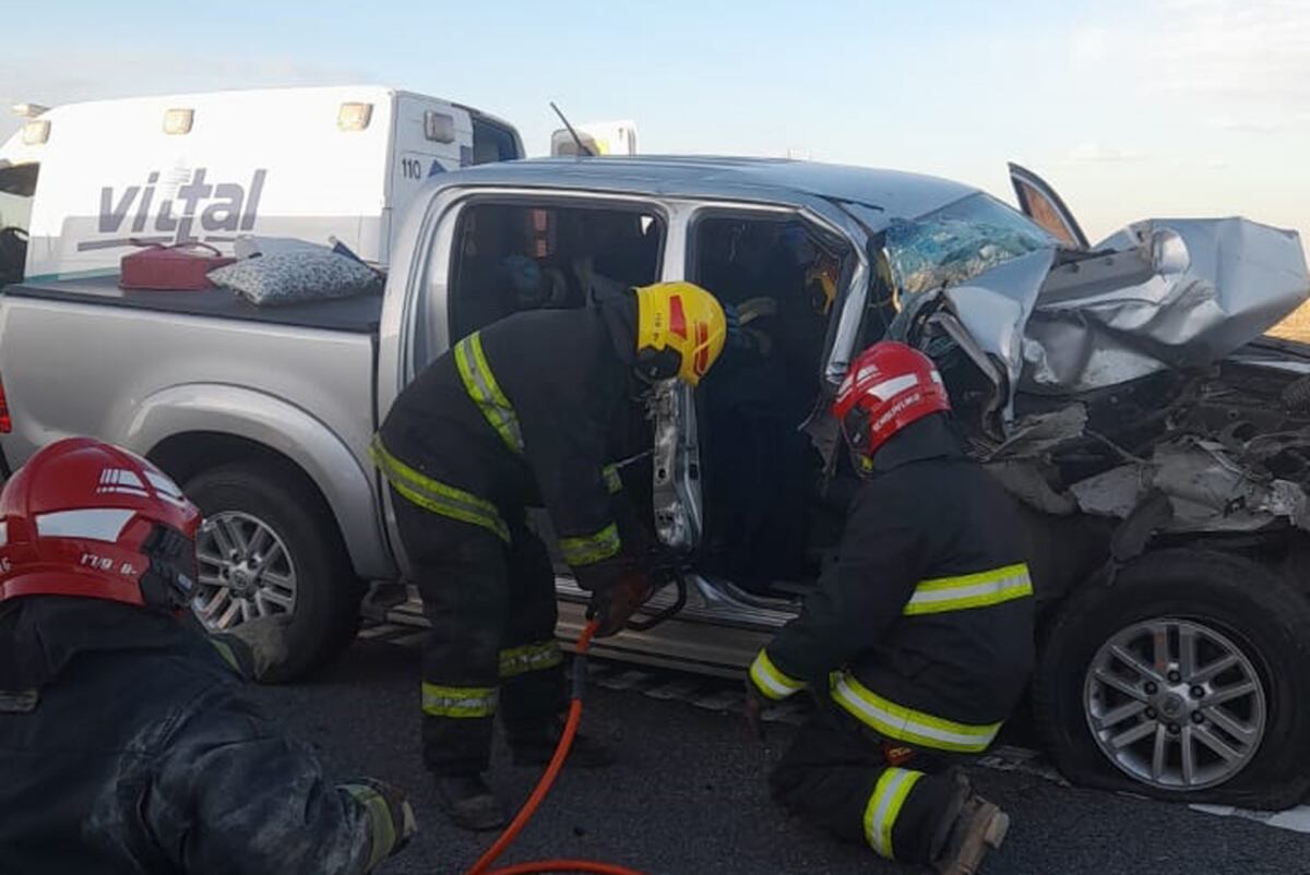 La camioneta que participó del choque en la autopista Córdoba-Rosario (Gentileza Bomberos de Oncativo).
