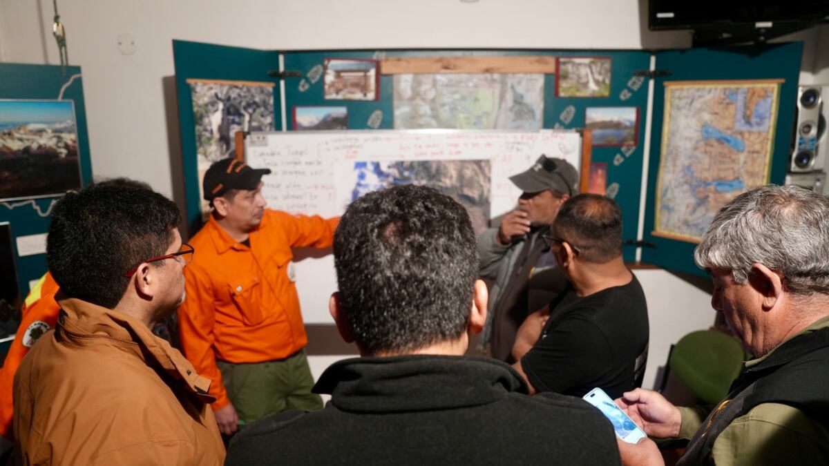 Incendio en El Chaltén: el fuego afecta la zona del lago Viedma y mantiene en alerta a brigadistas y autoridades. Trabajan más de 60 personas con apoyo aéreo y se esperan nuevos refuerzos del Ejército y de Parques Nacionales. (Gobierno de Santa Cruz)