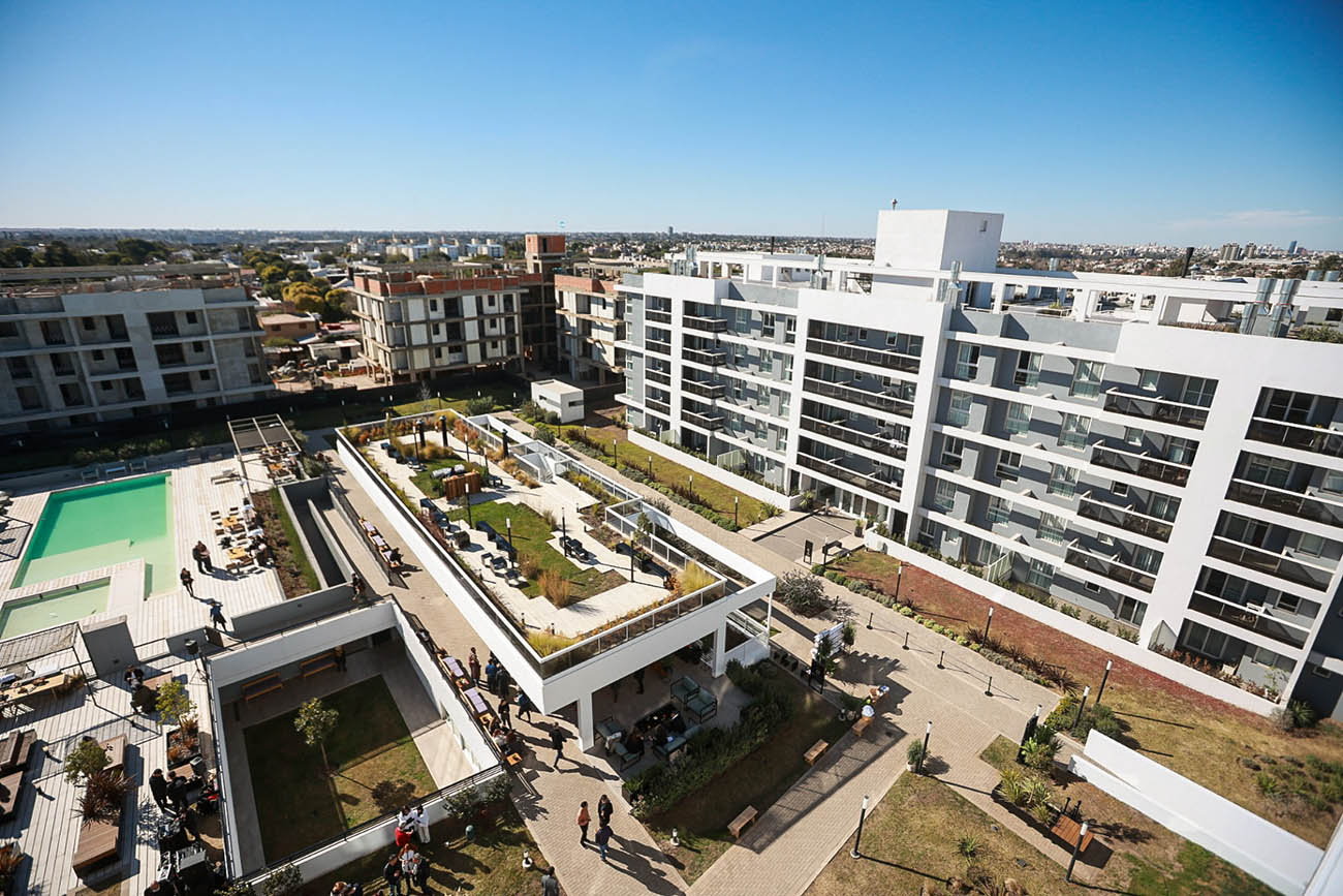 El condominio cuenta con cinco bloques y 254 unidades.