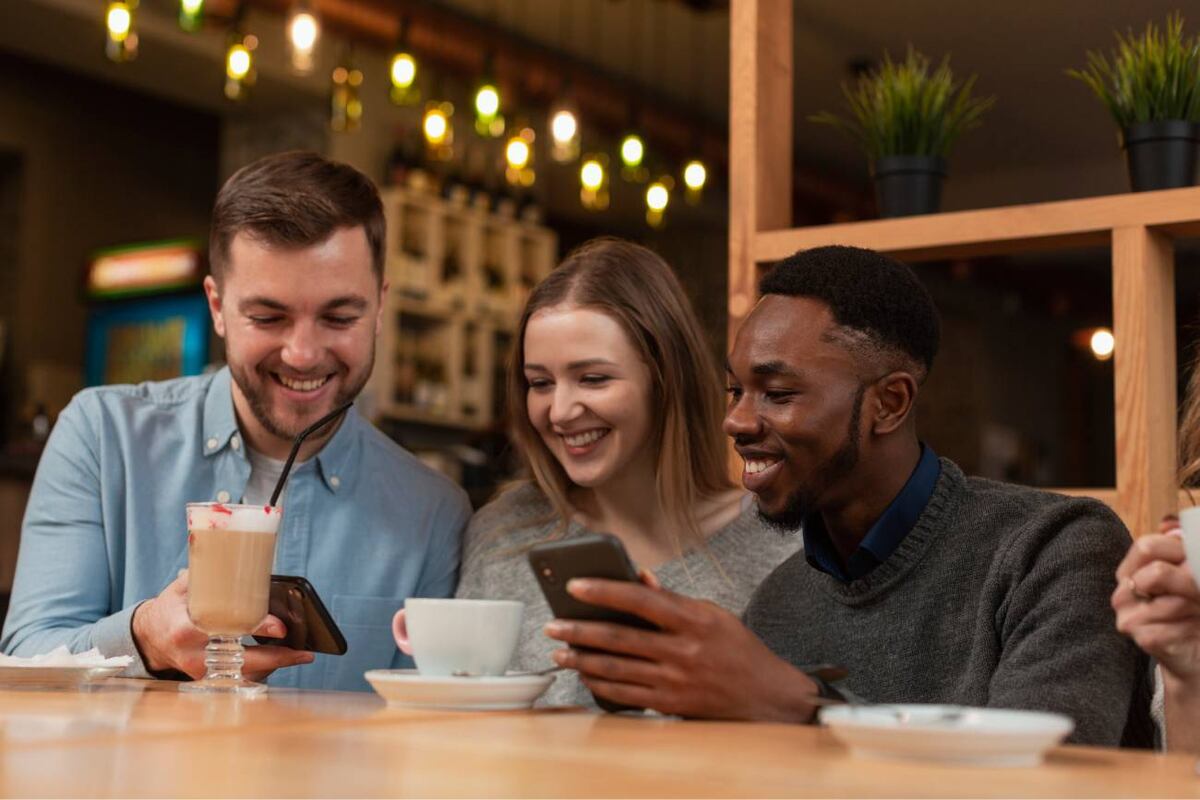 Amigos comaprtiendo café (Freepik)